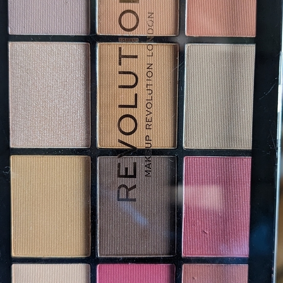 NWT Revolution Beauty Reloaded Vitality 15 color palette 13 matte 2 semi shimmer - Picture 6 of 6